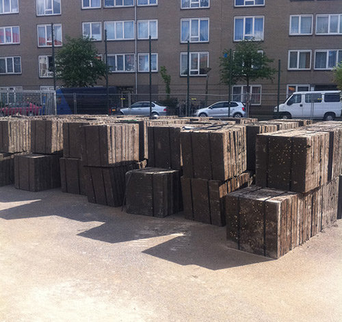 Gepakketteerde stapels grote tegels