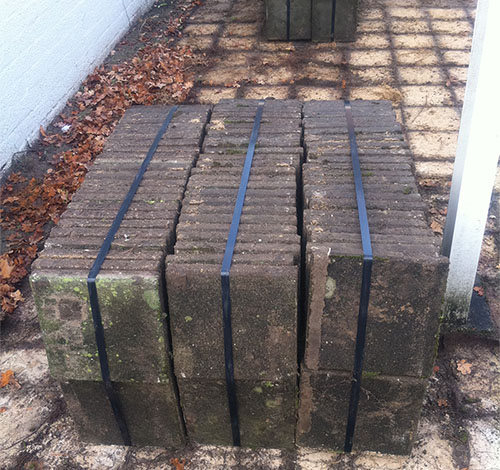 Tegels vastgebonden met staalband.