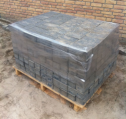 Gepalletteerd en gepakketteerd stapel stenen. Palletteren is afgewerkt met folie.