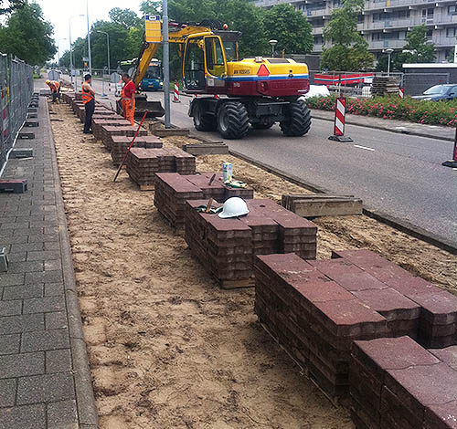 Palletteren, tegels netjes opgestapeld en gepalletteerd
